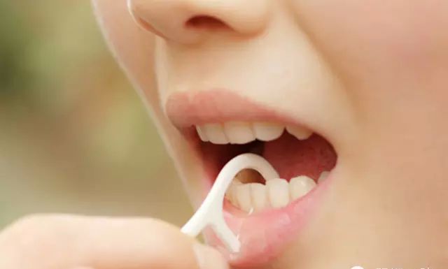 Cómo usar el hilo dental te enseña cómo usar el hilo dental